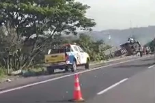 Brak! Bus Angkut Penumpang...