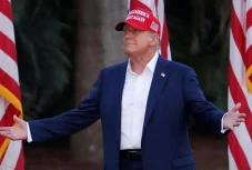 Donald Trump Ancam Uni...