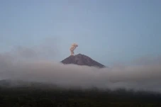 Gunung Semeru Erupsi...