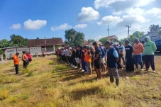 Pergi ke Sawah, Suami...