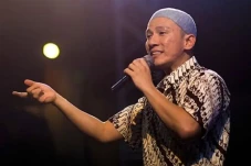Hukum Mengucapkan Selamat...