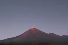 Gunung Semeru Semburkan...