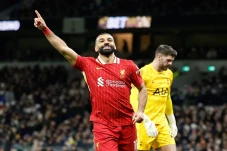 Mo Salah Cetak Gol Ke-100,...