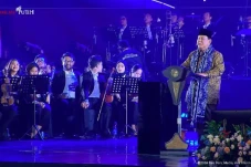 Di Hadapan Umat Kristiani,...
