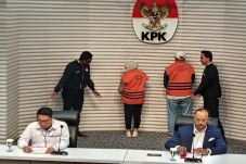 KPK Tahan 2 Tersangka...