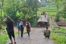Jembatan Penghubung...