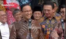 Makna Bisik-bisik Anies-Ahok,...