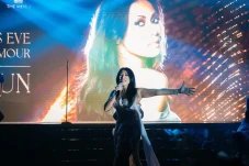 Anggun Hipnotis Fans...