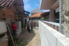 Konflik Keluarga, Akses...