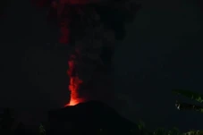 Gunung Ibu Erupsi Semburkan...