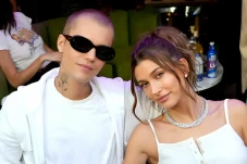 Foto Bareng Hailey Baldwin,...