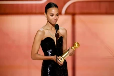 Zoe Saldana Raih Golden...