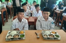 Santap Makan Bergizi...