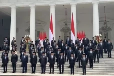 34 Pejabat Kabinet Merah...