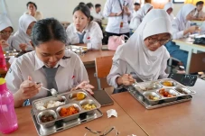 Tinjau Program MBG di...