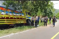Truk Tabrak Tebing Gara-gara...