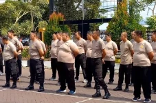 Kegendutan, 60 Polisi...