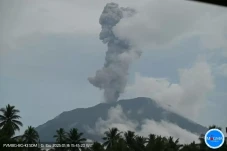 Gunung Ibu Kembali Erupsi,...