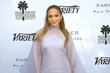 Jennifer Lopez Sumbangkan...