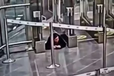 Wanita Ini Merangkak...
