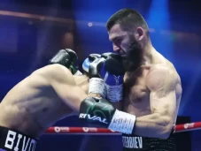 Artur Beterbiev Ubah...