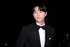 Song Joong Ki Menangis...