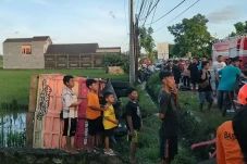 Truk dan Pikap Adu Banteng...