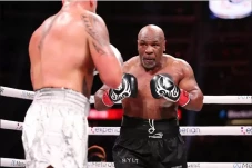 Mike Tyson Naik Ring...