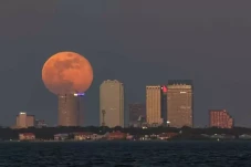 Bulan dalam Posisi Berbahaya,...