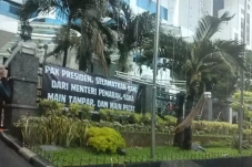 Spanduk Selamatkan dari...