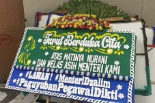 Karangan Bunga Bertuliskan...