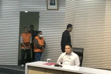 KPK Tahan Bupati Situbundo...