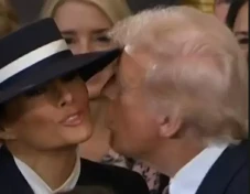 Donald Trump Coba Mencium...