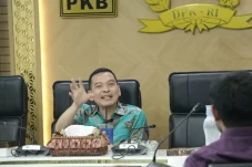 Pagar Laut, Legislator...