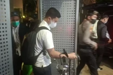 Penyidik KPK Bawa 3...