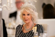 Ratu Camilla Serukan...
