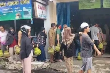 Antrean Warga Pembeli...