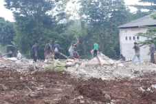 Pengosongan Lahan UIII...