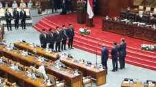 Paripurna DPR Lantik...