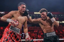 Kalah dari David Benavidez,...