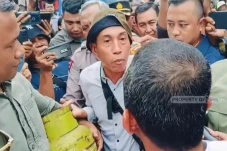Antre Gas, Warga Semprot...