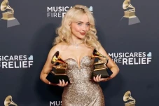 Kekayaan Sabrina Carpenter,...