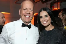 Demi Moore Beri Cinta...