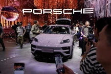 Porsche Rugi Hampir...