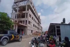 3 Pekerja Tewas Terjatuh...