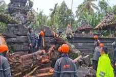 Angin Kencang Hancurkan...