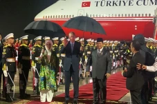 Tiba di Indonesia Disambut...