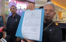 Ngamuk di Ruang Sidang,...