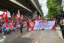 Demo Ratusan Sopir Desak...