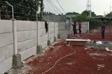 Bongkar Tembok Gang...